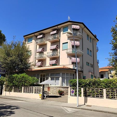 Hotel Puccinelli Лидо Ди Камайоре Екстериор снимка