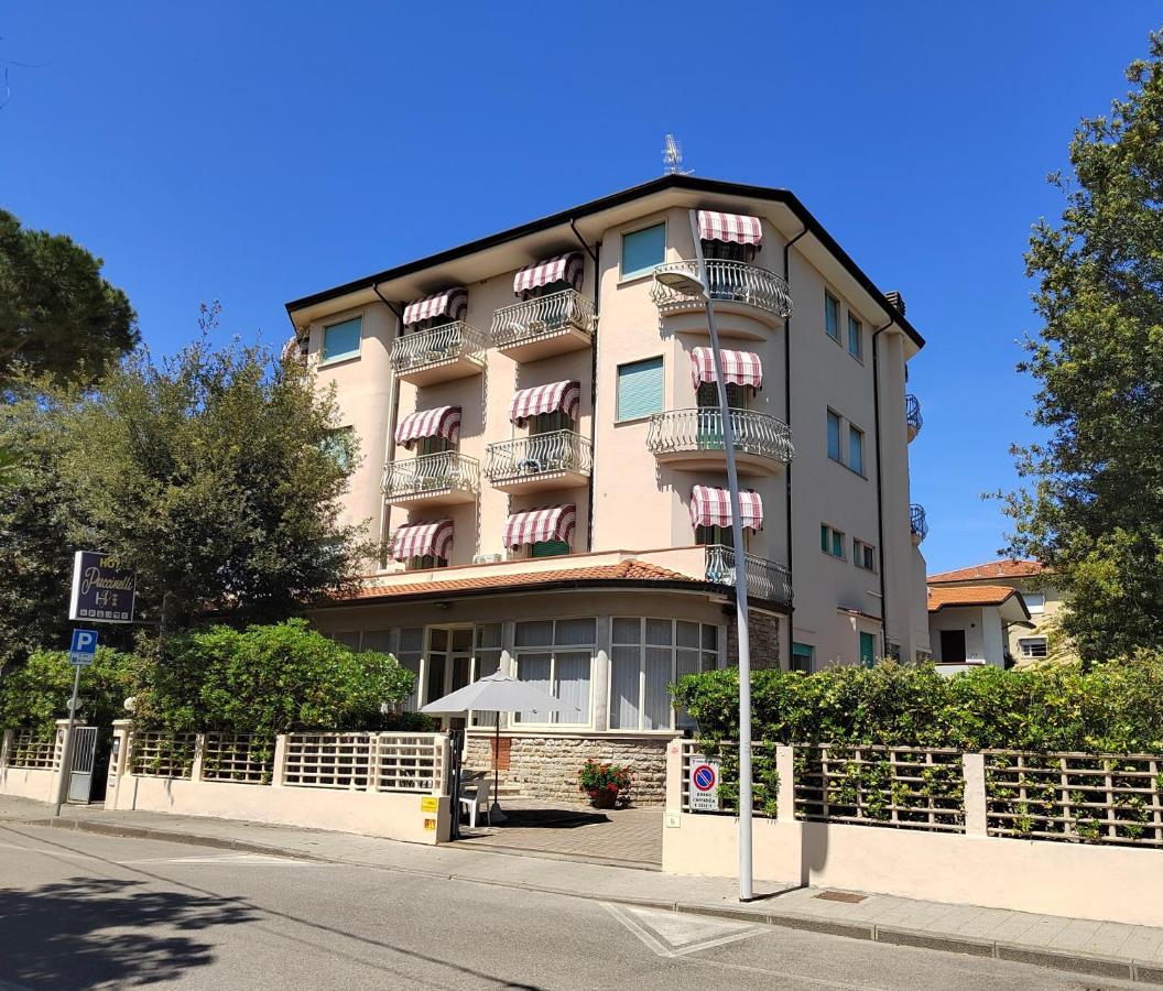 Hotel Puccinelli Лидо Ди Камайоре Екстериор снимка