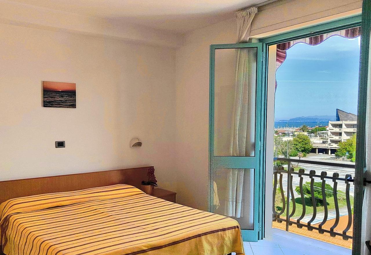 Hotel Puccinelli Лидо Ди Камайоре Екстериор снимка