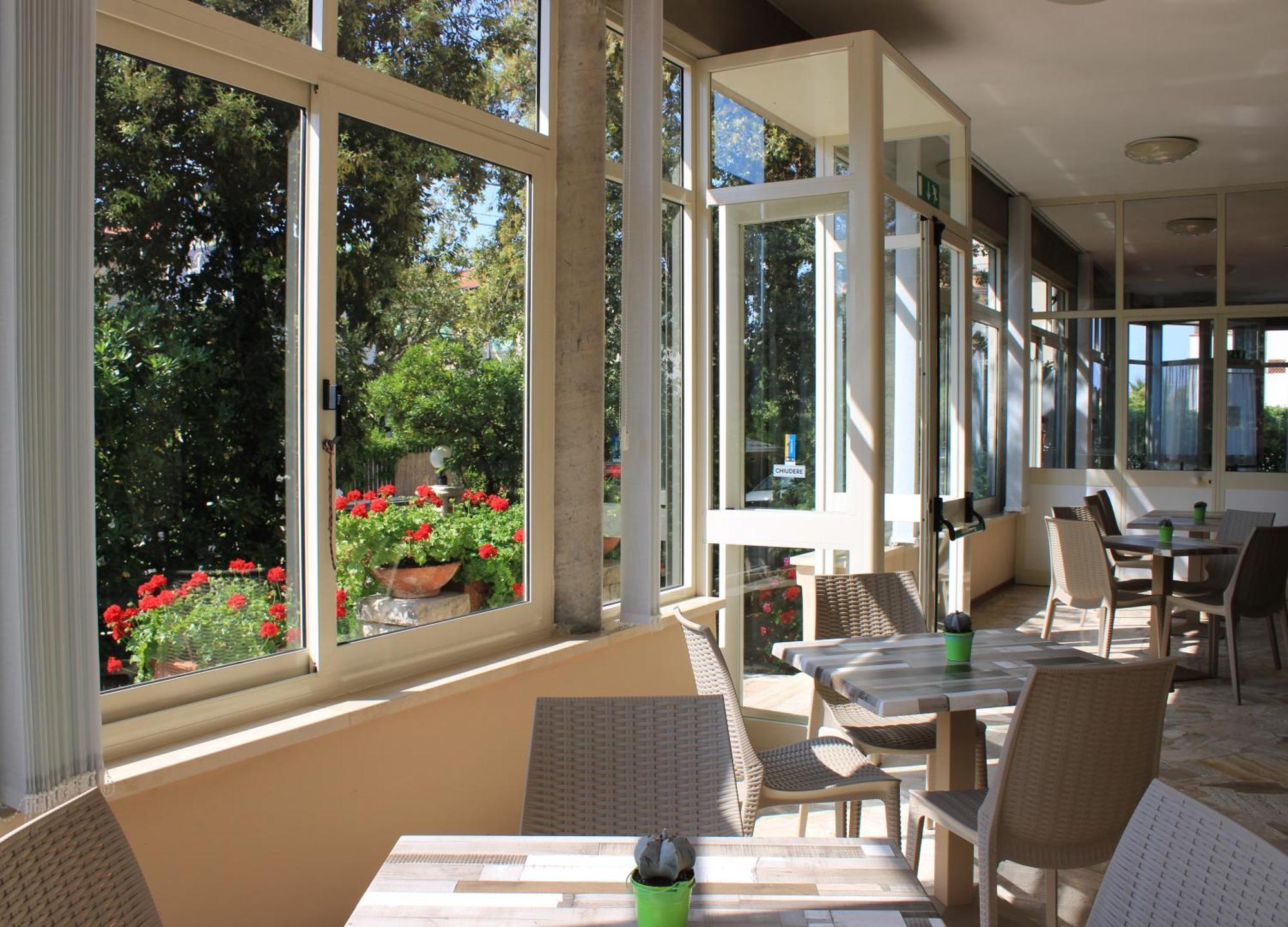 Hotel Puccinelli Лидо Ди Камайоре Екстериор снимка