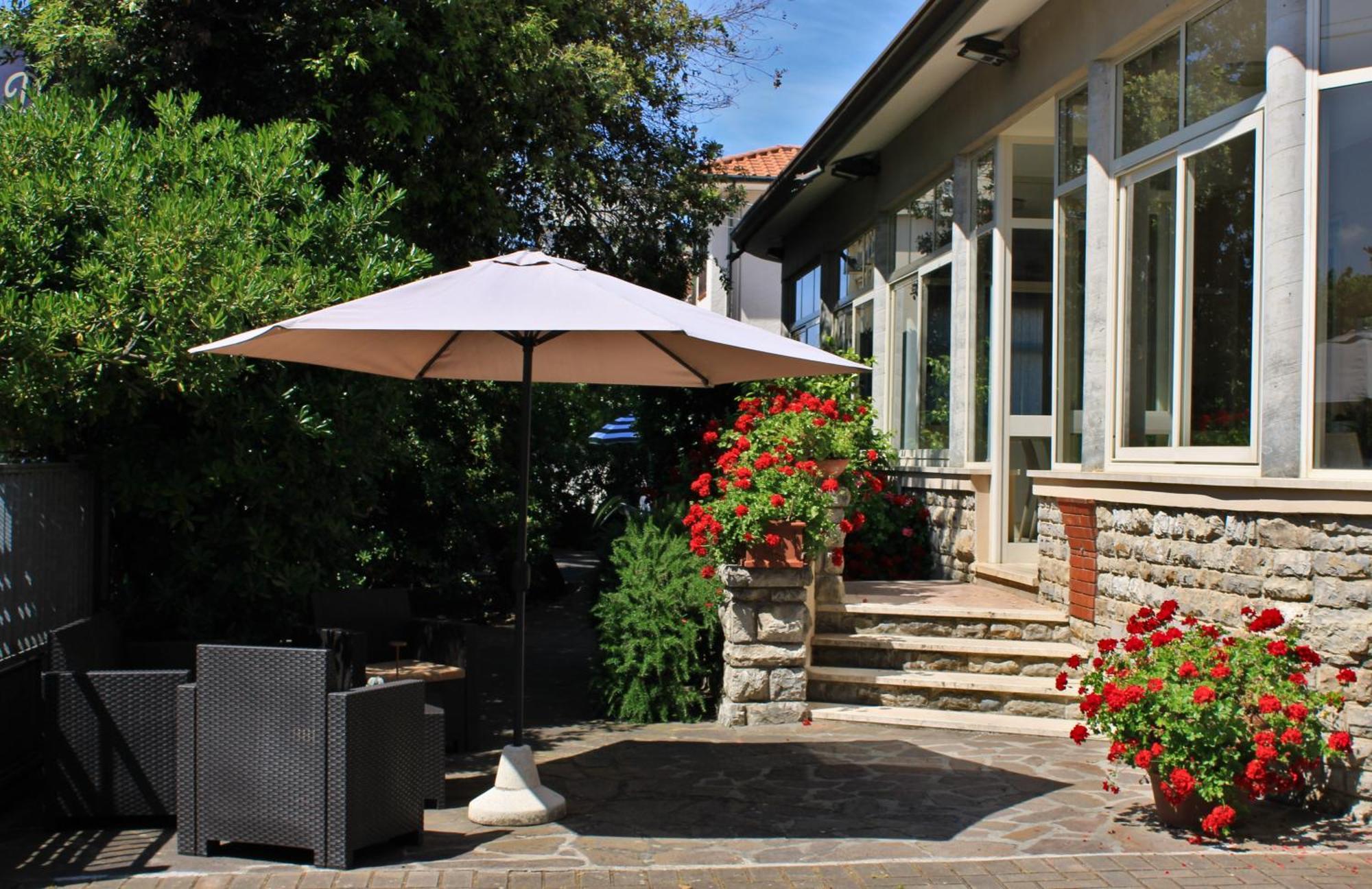 Hotel Puccinelli Лидо Ди Камайоре Екстериор снимка