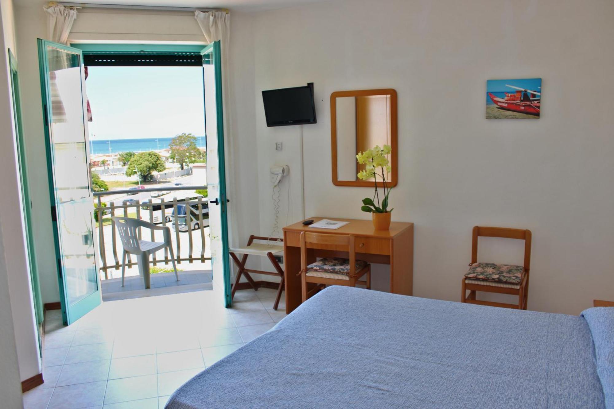 Hotel Puccinelli Лидо Ди Камайоре Екстериор снимка