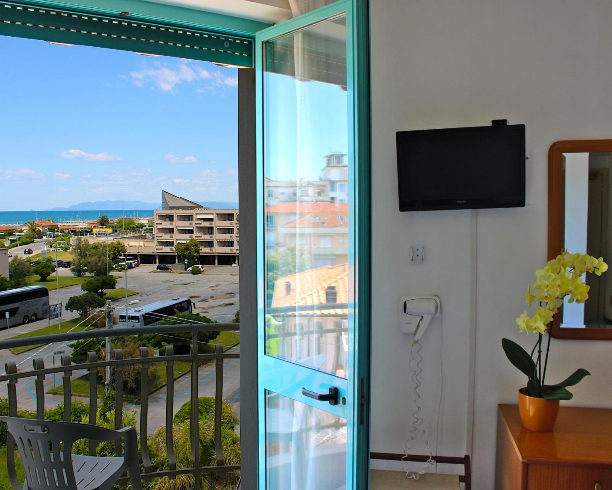 Hotel Puccinelli Лидо Ди Камайоре Екстериор снимка
