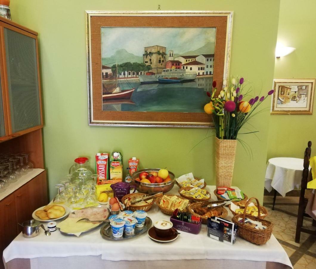 Hotel Puccinelli Лидо Ди Камайоре Екстериор снимка